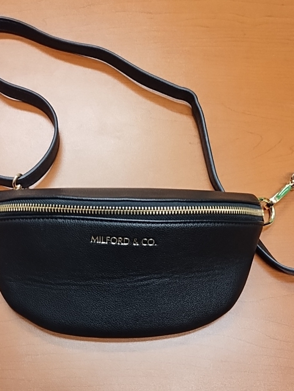 Milford & Co. Classis Sling Bag in black